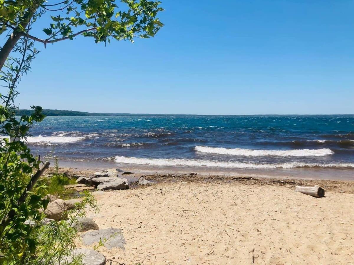 Location Location - Capri Condo 212 Traverse City Eksteriør billede